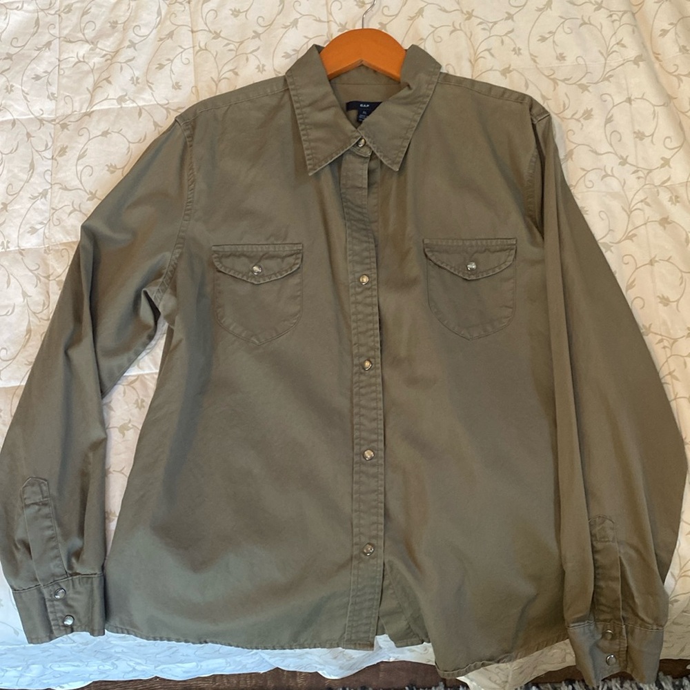Women’s Gap Button up army green women Long sleeve.